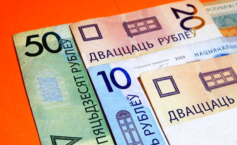 Белорусский рубль продолжит дешеветь к доллару в апреле 2024