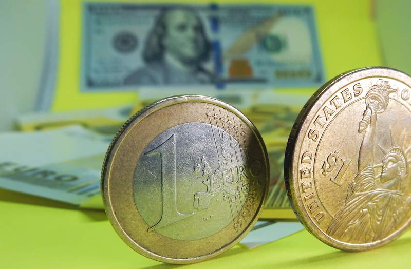 Евро будет дешеветь к доллару в мае 2024
