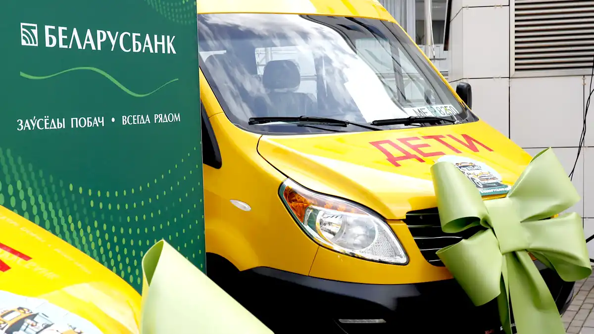Ещё шесть жёлтых автобусов Беларусбанк отправил в сельские школы