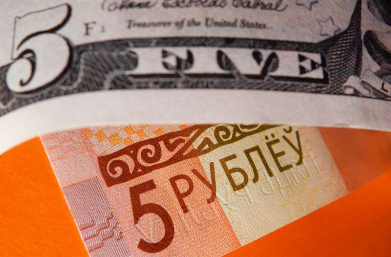 Белорусский рубль девальвировался к доллару утром 25 сентября 2023 до минимума за неделю