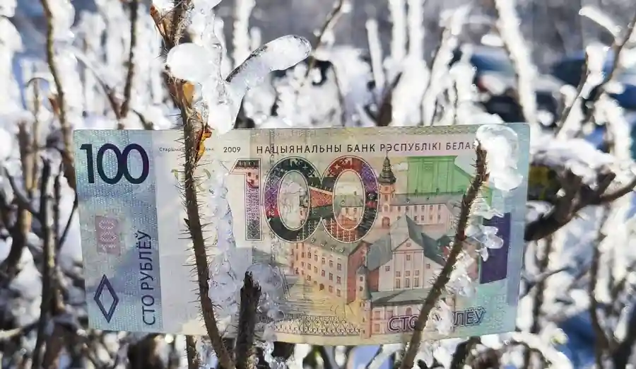 Белорусский рубль будет девальвироваться к доллару