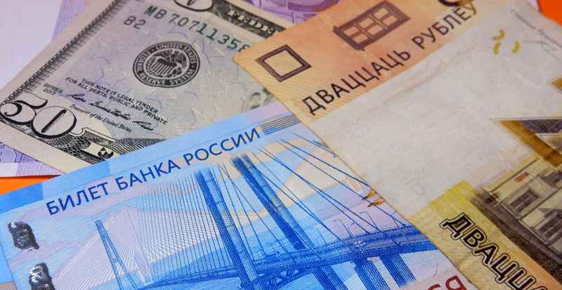 Белорусский рубль утром 5 апреля девальвируется к доллару на БВФБ