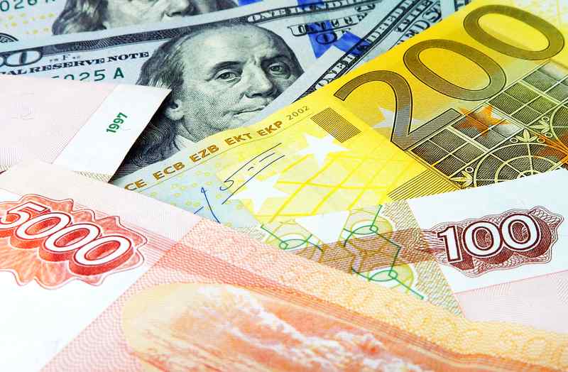 Белорусский рубль девальвировался к евро и доллару на торгах 15 декабря