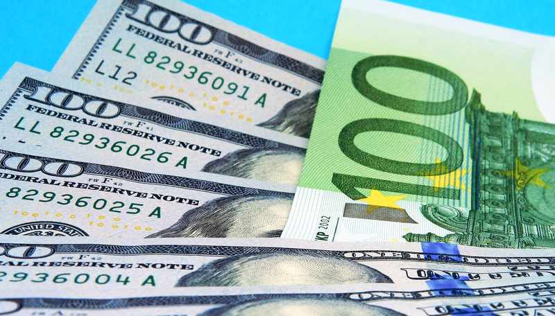 Доллар и евро дешевеют утром 18 августа на БВФБ