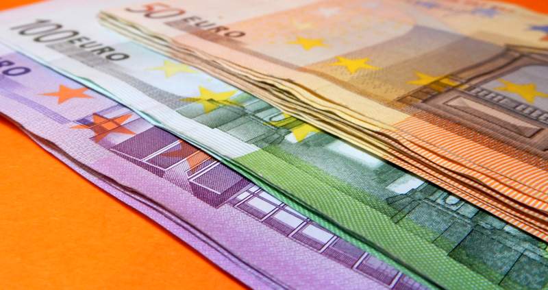 Евро обвалился на торгах 30 мая 2022, а рубль РФ опять дорожает