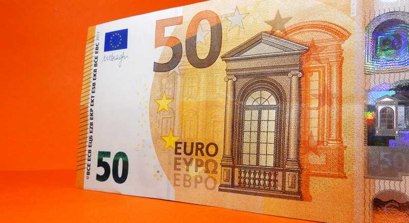 Евро упал ниже минимума за два месяца