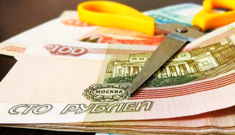 Российский рубль девальвируется к доллару