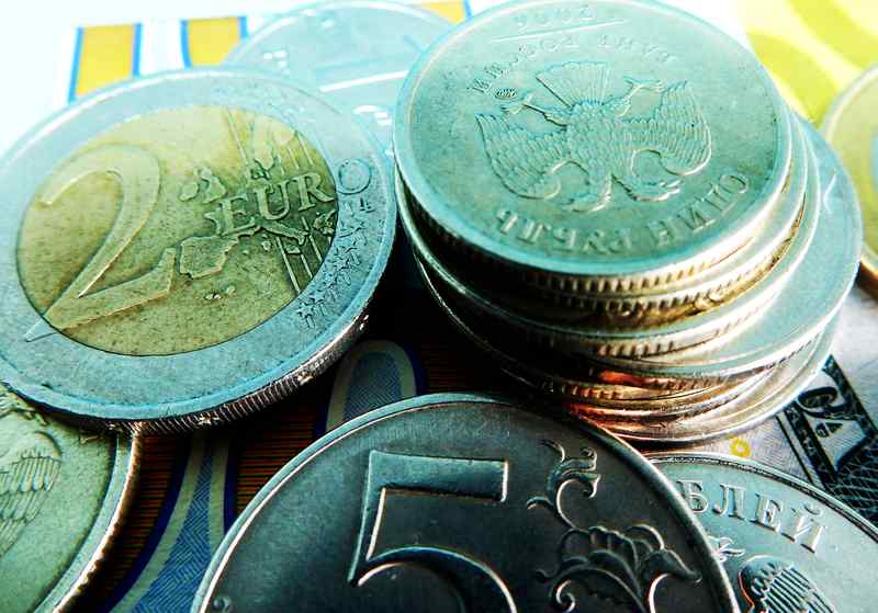 Доллар и евро обвалились к белорусскому рублю утром 2 августа на БВФБ