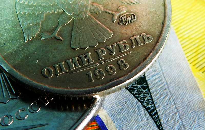 Доллар укрепляется, рубль дешевеет утром 16 июня 2023