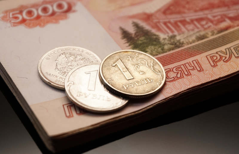Российский рубль на минимуме за год утром 20 апреля 2023