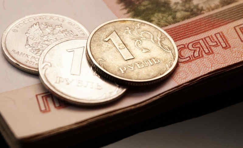 Доллар вырос, рубль на максимуме за 2 месяца