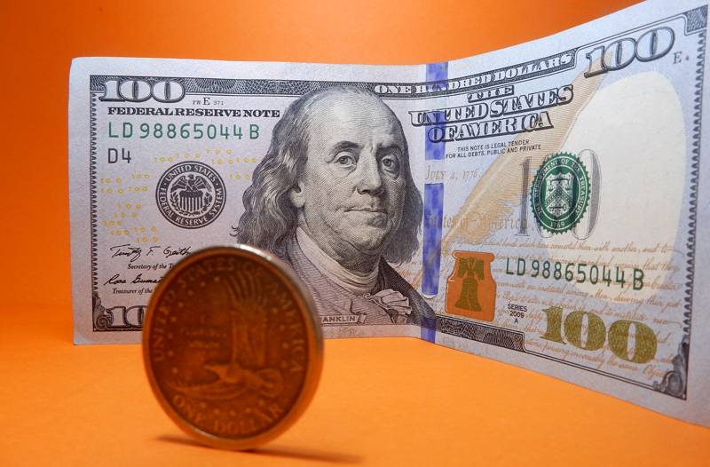 Доллар оставил минимум за два месяца на торгах 17 августа