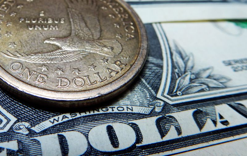 Доллар упал до минимума почти за два месяца