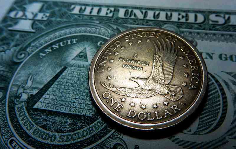 Доллар опустился до минимума за 4 дня утром 26 мая