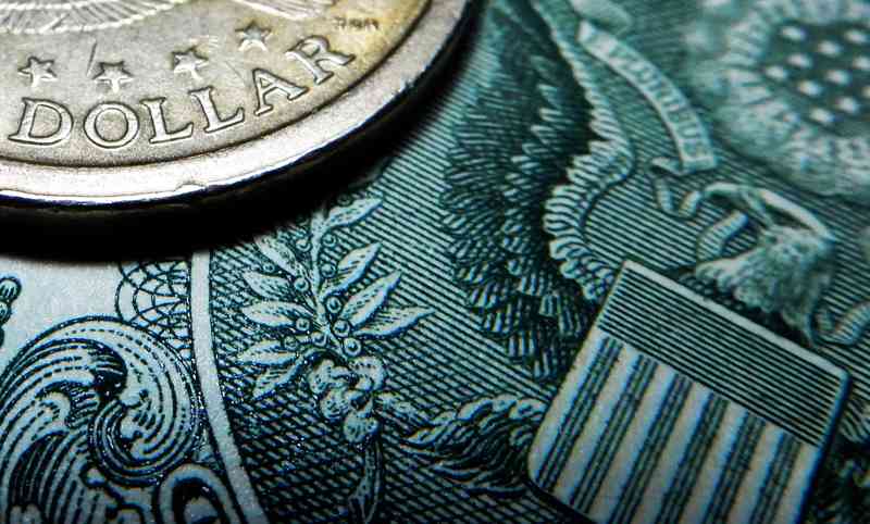 Доллар начал укрепляться, евро и рубль упали
