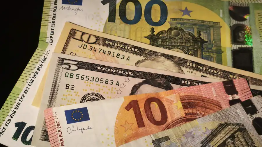 Доллар и евро падают под напором белорусского рубля