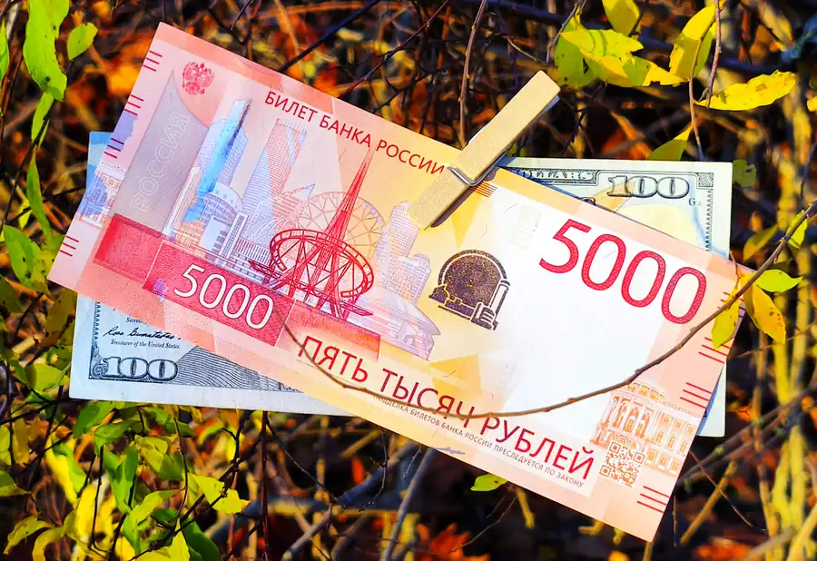 Доллар и российский рубль дешевеют одновременно