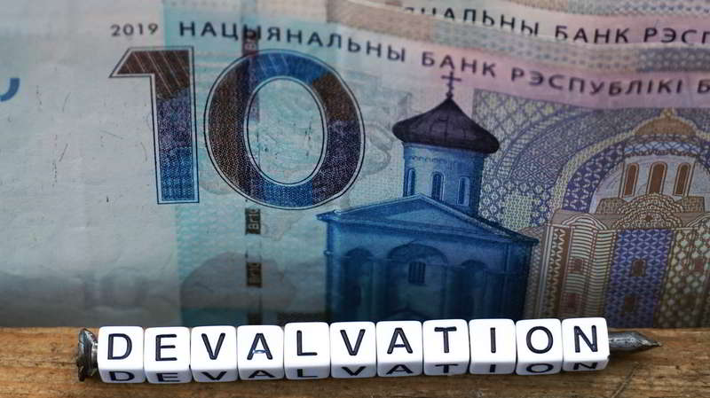 белорусский рубль рекордно девальвировался