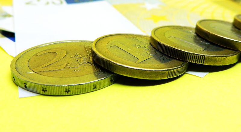 евро и доллар дешевеют третий день